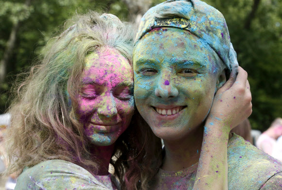 8일(현지시간) 우크라이나 키예프에서 열린 ‘홀리 축제(Holi Festival)’에서 한 커플이 얼굴에 색가루를 묻힌 채 축제를 즐기고 있다. AP 연합뉴스