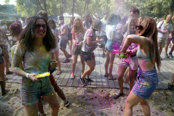 8일(현지시간) 우크라이나 키예프에서 열린 ‘홀리 축제(Holi Festival)’에서 참가자들이 색가루를 뿌리며 축제를 즐기고 있다. AP 연합뉴스