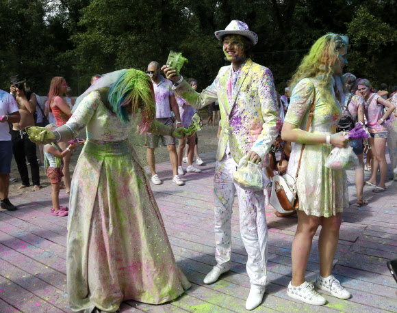 8일(현지시간) 우크라이나 키예프에서 열린 ‘홀리 축제(Holi Festival)’에서 신랑,신부가 색가루를 뿌리며 축제를 즐기고 있다. AP 연합뉴스
