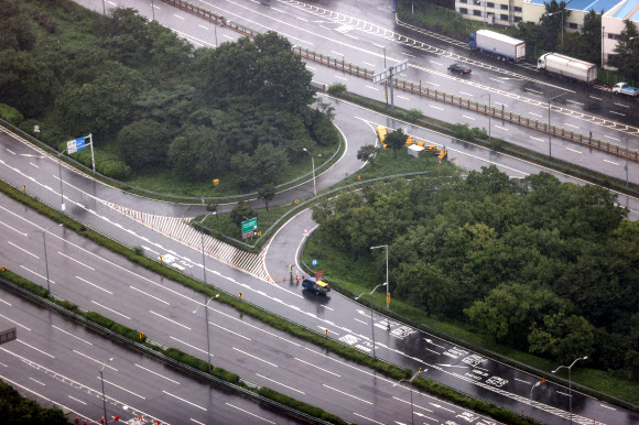 집중호우가 쏟아지며 한강 수위가 높아진 9일 오후 서울 영등포구 63스퀘어에서 바라본 올림픽대로와 노들로가 통제되고 있다. 2020.8.9  연합뉴스