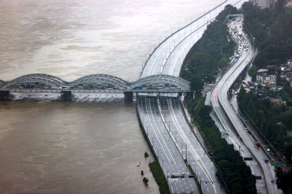 집중호우가 쏟아지며 한강 수위가 높아진 9일 오후 서울 영등포구 63스퀘어에서 바라본 올림픽대로와 노들로가 통제돼있다. 2020.8.9  연합뉴스