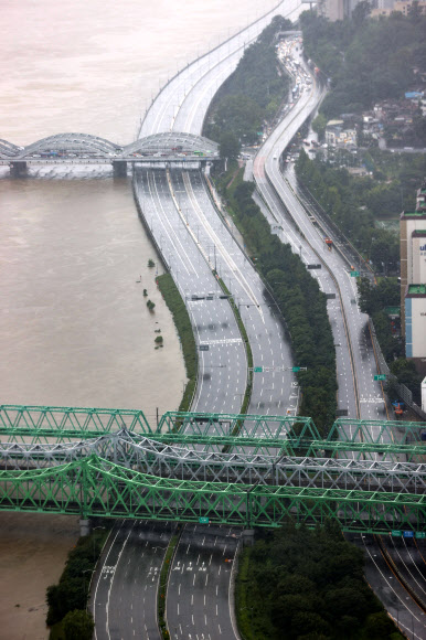 집중호우가 쏟아지며 한강 수위가 높아진 9일 오후 서울 영등포구 63스퀘어에서 바라본 올림픽대로와 노들로가 통제돼있다. 2020.8.9  연합뉴스