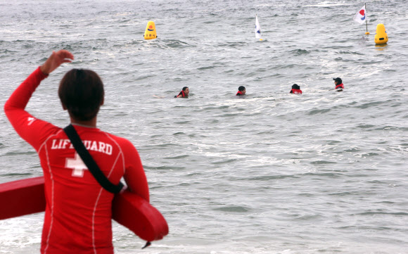 9일 오후 강원 강릉시 경포 해수욕장에서 안전요원이 물놀이 하는 피서객들을 살펴보고 있다. 2020.8.9  연합뉴스