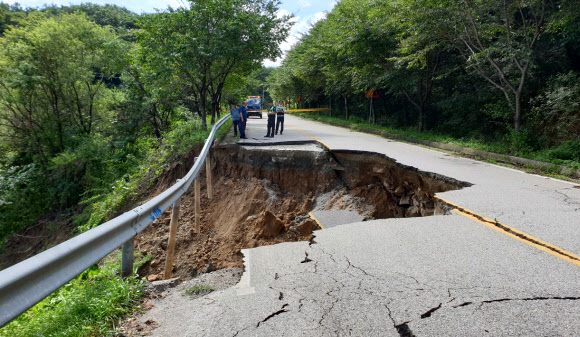 9일 오후 전북 장수군 번암면 노단리 751번 지방도가 집중호우에 무너져 차량통행이 통제되고 있다. 2020.8.9  전북도청 제공