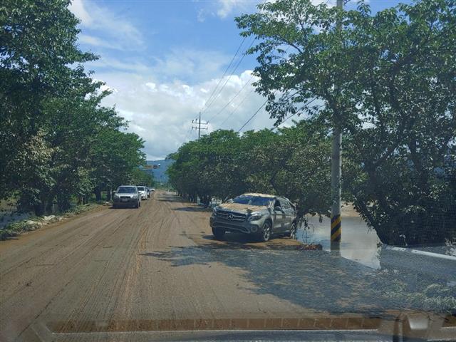 폭우가 그친 9일 오후 전남 구례군 광평마을 한 도로에 침수됐던 차가 도로 끝에 아슬하게 걸쳐있다. 2020.8.9 뉴스1