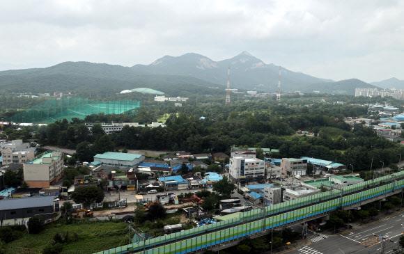 전문가들은 문재인 정부가 내놓은 23번의 부동산 대책들 가운데 실수요자에게 가장 도움이 되는 대책으로 공급 방안인 8·4 대책을 꼽았다. 사진은 정부가 신규 택지로 개발하기로 한 서울 노원구 공릉동의 태릉골프장 전경. 연합뉴스