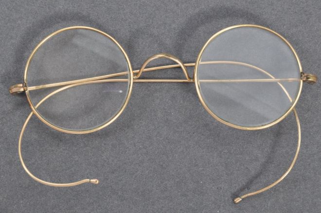 마하트마 간디가 1920년대 남아공 시절에 썼던 것으로 보이는 안경이 그냥 평범한 하얀 편지봉투 안에 담겨 영국 경매회사 이스트 브리스틀 옥션에 배달됐다. 이스트 브리스틀 옥션 제공 BBC 홈페이지 캡처