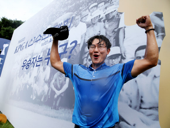 김성현이 9일 경남 양산 에이원컨트리클럽에서 열린 제63회 한국프로골프(KPGA) 선수권 대회에서 월요 예선 통과 선수로는 KPGA 사상 처음으로 코리안투어 우승의 영예를 안은 뒤 두 팔을 들어 환호하고 있다. KPGA 제공