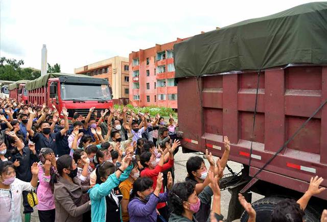 북한 노동당 기관지 노동신문은 10일 큰물(홍수) 피해를 본 은파군 대청리 주민들에게 9일 ‘국무위원장 예비양곡’이 전달됐다고 밝혔다. 신문은 “양곡을 받아 안은 피해지역 주민들은 격정의 눈물로 두 볼을 적시며 당 중앙을 우러러 고마움의 인사를 삼가 드렸다”라고 전했다. 평양 노동신문=뉴스1