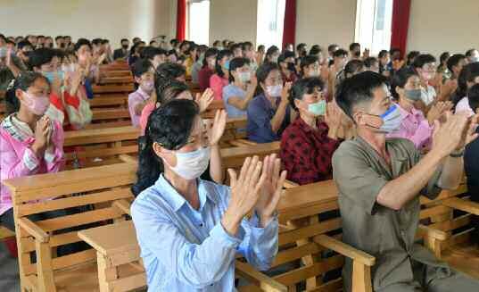 북한 노동당 기관지 노동신문은 10일 큰물(홍수) 피해를 본 은파군 대청리에 9일 ‘국무위원장 예비양곡’이 전달되는 전달식이 열렸다고 보도했다. 신문은 “대청리 인민들에게 베풀어주신 배려를 전달하는 모임이 군 소재지에서 진행되었다”라며 “모임에는 은파군과 대청리의 일꾼들, 농업근로자들이 참가하였다”라고 전했다. 사진은 마스크를 쓴 채 전달식에 참석한 대청리 주민들의 모습. 평양 노동신문=뉴스1