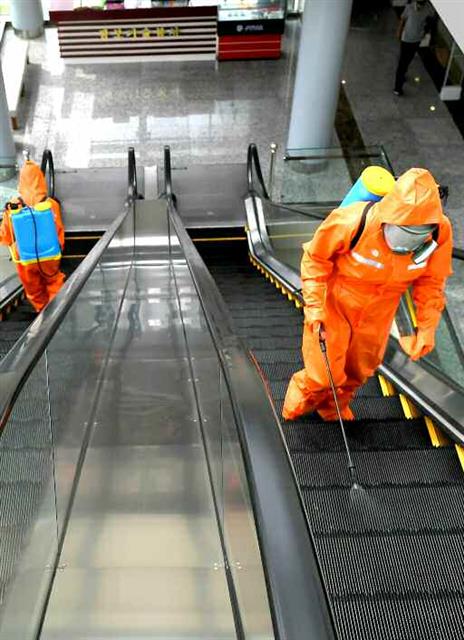 북한 노동당 기관지 노동신문은 10일 각 백화점 내 신종 코로나바이러스 감염증(코로나19) 방역 규정 준수를 강조했다. 신문은 “마스크를 착용한 상태에서 봉사를 하며 손 소독을 규정대로 진행하도록 요구성을 높이고 있다”라며 “위생담당성원들은 손님들에 대한 체온 재기와 손 소독을 철저히 진행하고 있다”라고 전했다. 사진은 대성백화점에서 방역사업을 진행 중인 노동자들의 모습. 평양 노동신문=뉴스1