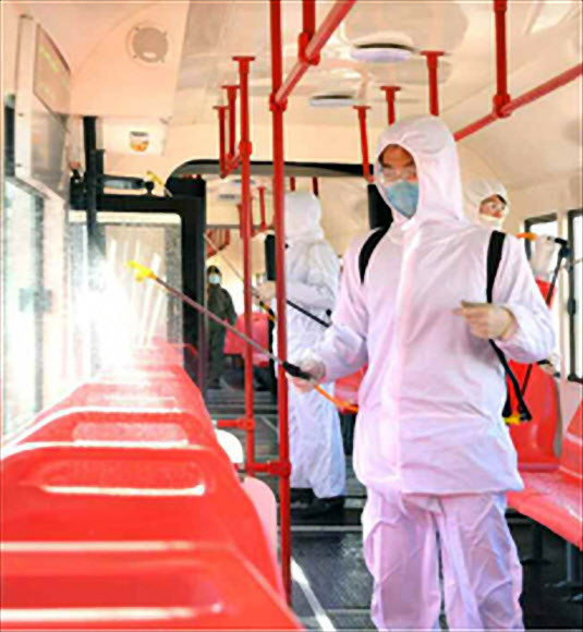 노동당 기관지 노동신문은 10일 모든 지역에서 신종 코로나바이러스 감염증(코로나19) 비상방역을 강화하고 있다고 보도했다. 사진은 평양 낙랑구역 위생방역소에서 버스를 소독하는 모습. 2020.8.10  노동신문 홈페이지 캡처