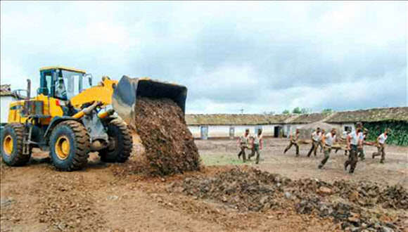 노동당 기관지 노동신문은 10일 황해북도 은파군 대청리 수해 복구현장에 인민군 부대가 긴급 파견돼 도로복구와 농작물 피해를 최소화하기 위한 작업을 진행 중이라고 1면에 보도했다. 2020.8.10  노동신문 홈페이지 캡처