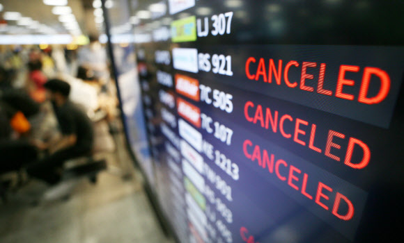 10일 오전 제5호 태풍 ‘장미’의 영향으로 제주를 오가는 항공편이 줄줄이 결항하고 있다. 2020.8.10  연합뉴스