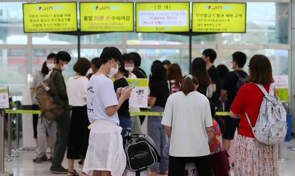 제5호 태풍 ‘장미’가 제주도를 향해 북상 중인 10일 오전 항공기가 결항 하기 전에 서둘러 떠나려는 관광객들로 제주공항이 북적이고 있다. 2020.8.10  연합뉴스