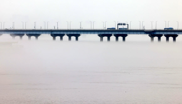 10일 오전 서울 강변북로에서 바라본 마포대교가 운무에 싸여 있다. 2020.8.10  연합뉴스
