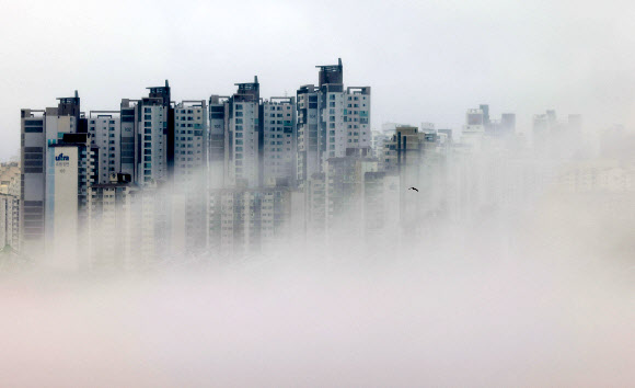 10일 오전 서울 강변북로에서 바라본 동작구 일대가 안개에 싸여있다. 2020.8.10  연합뉴스