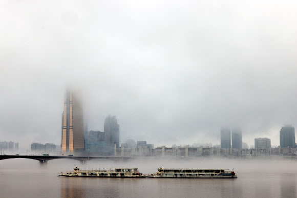 10일 오전 서울 강변북로에서 바라본 한강과 여의도 일대가 비구름과 안개에 싸여 있다. 2020.8.10  연합뉴스