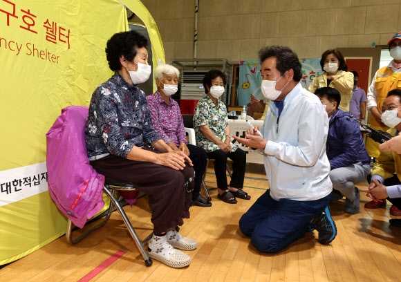 더불어민주당 이낙연 당대표 후보가 10일 특별재난지역으로 선포된 철원군 오덕초등학교에 마련된 수해 이재민 임시 대피소를 찾아 이야기를 나누고 있다. 2020.8.7  연합뉴스