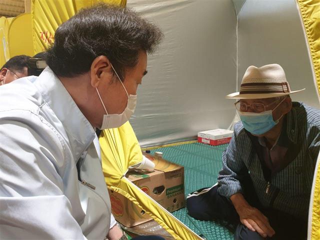 이낙연 더불어민주당 당대표 후보가 10일 오전 특별재난지역으로 선포된 철원군 오덕초등학교에 마련된 수해 이재민 임시 대피소를 찾아 피해 주민들과 대화를 나누고 있다.2020.8.10 뉴스1