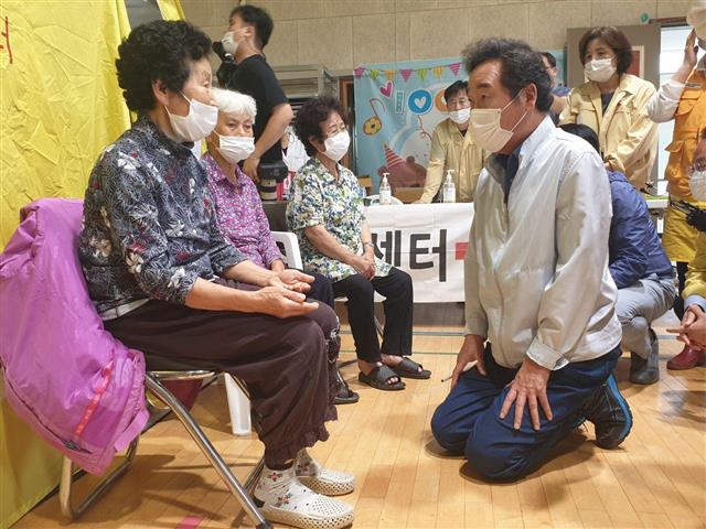 이낙연 더불어민주당 당대표 후보가 10일 오전 특별재난지역으로 선포된 철원군 오덕초등학교에 마련된 수해 이재민 임시 대피소를 찾아 피해 주민들과 대화를 나누고 있다.2020.8.10 뉴스1