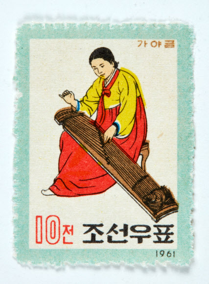 북한 우표 컬렉션을 소장한 이상현 태인 대표가 최근 남한과 북한에서 발행된 전통음악 우표 45종(370장)을 국립국악박물관에 기증했다고 10일 밝혔다. 이 대표는 고 구태회 LS그룹 LS 전선 명예회장의 외손자다. 2020.8.10  태인 제공