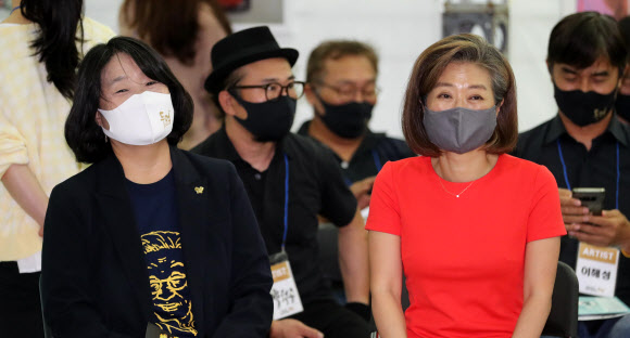 더불어민주당 윤미향 의원(왼쪽)과 양이원영 의원이 10일 오전 서울 여의도 국회 의원회관에서 열린 일본군‘위안부’피해자 기림의 날 전시 ‘뚜벅뚜벅’ 개막행사에 참석해 있다.  2020.8.10  연합뉴스