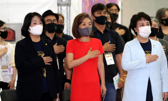 더불어민주당 윤미향(왼쪽부터), 양이원영, 정춘숙 의원이 10일 오전 서울 여의도 국회 의원회관에서 열린 일본군‘위안부’피해자 기림의 날 전시 ‘뚜벅뚜벅’ 개막행사에서 국기에 대한 경례를 하고 있다.  2020.8.10  연합뉴스