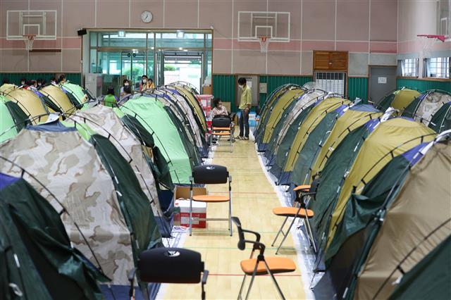 제5호 태풍 ‘장미’가 북상하고 있는 10일 전남 구례군 구례읍 구례여중에 마련된 대피소에서 주택 침수로 보금자리를 잃은 이재민이 점심을 먹고 있다. 2020.8.10 뉴스1