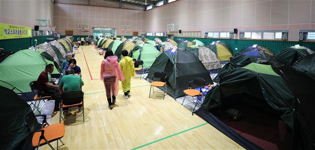 제5호 태풍 ‘장미’가 북상하고 있는 10일 전남 구례군 구례읍 구례여중에 마련된 대피소에서 주택 침수로 보금자리를 잃은 이재민이 점심을 먹고 있다. 2020.8.10 뉴스1