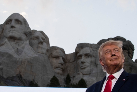 미국 사우스다코타주 러시모어산 앞 도널드 트럼프 대통령