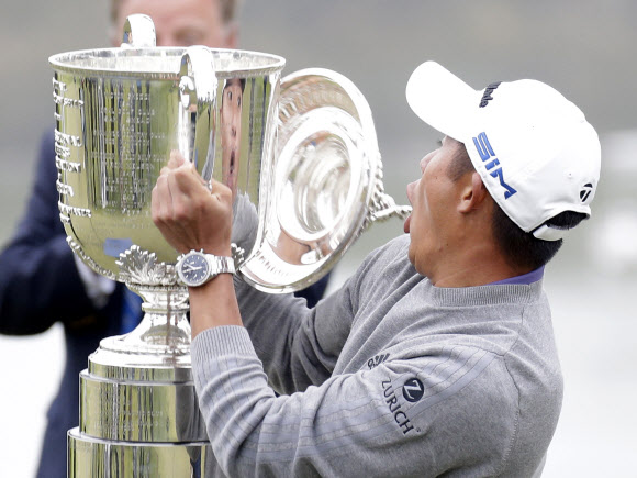 콜린 모리카와가 10일 미국 캘리포니아  하딩파크 TPC에서 끝난 제101회 PGA챔피언십에서 우승한 뒤 트로피에 새겨진 자신의 이름을 보고 반색하고 있다. [UPI 연합뉴스]