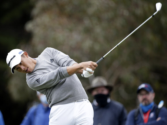 콜린 모리카와가 10일 미국 샌프란시스코의 TPC 하딩파크(파70·7229야드)에서 열린 PGA 챔피언십 4라운드 11번홀에서 아이언샷을 고 있다. [UPI 연합뉴스]