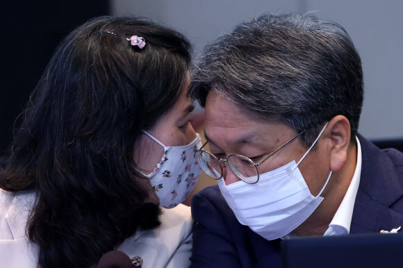 강기정 청와대 정무수석(오른쪽)과 김외숙 인사수석이 10일 청와대에서 열린 수석·보좌관 회의에서 귀엣말을 하고 있다. 2020.8.10  연합뉴스