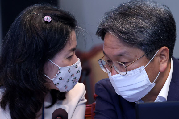 강기정 청와대 정무수석(오른쪽)과 김외숙 인사수석이 10일 청와대에서 열린 수석·보좌관 회의에서 대화하고 있다. 2020.8.10  연합뉴스