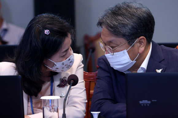 강기정 청와대 정무수석(오른쪽)과 김외숙 인사수석이 10일 청와대에서 열린 수석·보좌관 회의에서 대화하고 있다. 2020.8.10  연합뉴스