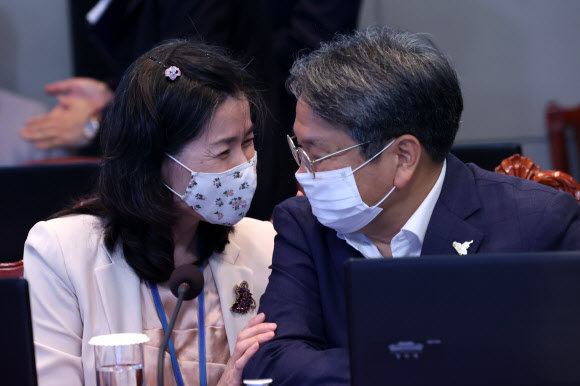 강기정 청와대 정무수석(오른쪽)과 김외숙 인사수석이 10일 청와대에서 열린 수석·보좌관 회의에서 대화하고 있다. 2020.8.10  연합뉴스