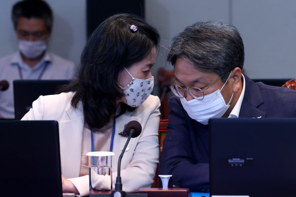 강기정 청와대 정무수석(오른쪽)과 김외숙 인사수석이 10일 청와대에서 열린 수석·보좌관 회의에서 대화하고 있다. 2020.8.10  연합뉴스