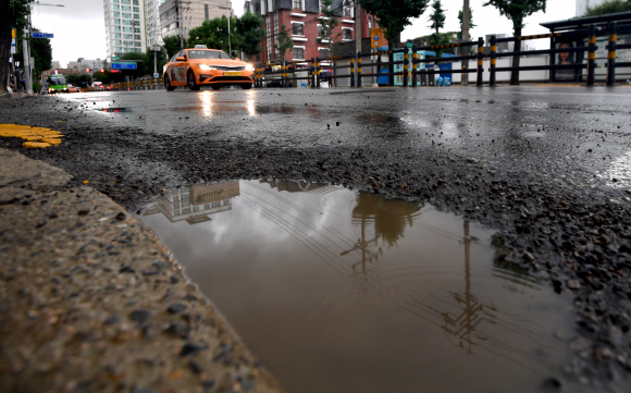 10일 서울 영등포구 신길동의 한 도로에 전날 내린 폭우로 포트홀이 형성돼 있다. 2020.8.10  박지환 기자 popocar@seoul.co.kr