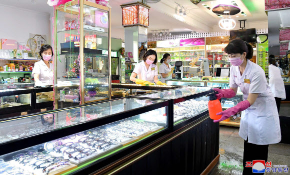 북한에서 신종 코로나바이러스 감염증(코로나19) 위생방역사업을 강화해나가고 있다고 조선중앙통신이 10일 보도했다. 사진은 평양의 한 안경점에서 관계자들이 방역하는 모습. 2020.8.10 평양 조선중앙통신=연합뉴스