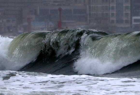 태풍 장미가 상륙한 10일 오후 부산 해운대해수욕장에 높은 파도가 일고 있다. 2020.8.10  연합뉴스