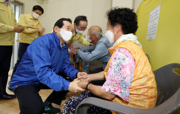 정세균 국무총리가 집중호우 피해 현장 점검으로 10일 오후 전북 남원시 제방 유실 피해·복구 현장인 금곡교 일대를 찾아 상황을 살핀 뒤 수재민 임시주거시설이 마련된 금지면 문화누리센터를 방문해 주민들을 위로하고 있다. 2020.8.10  연합뉴스