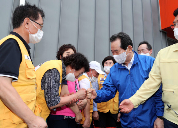 정세균 국무총리가 집중호우 피해 현장 점검으로 10일 오후 전북 남원시 제방 유실 피해·복구 현장인 금곡교 일대를 찾아 상황을 살핀 뒤 수재민 임시주거시설이 마련된 금지면 문화누리센터를 방문해 자원봉사자들을 격려하고 있다. 2020.8.10  연합뉴스
