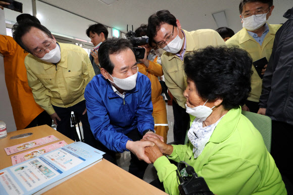 정세균 국무총리가 집중호우 피해 현장 점검으로 10일 오후 전북 남원시 제방 유실 피해·복구 현장인 금곡교 일대를 찾아 상황을 살핀 뒤 수재민 임시주거시설이 마련된 금지면 문화누리센터를 방문해 주민들을 위로하고 있다. 2020.8.10  연합뉴스