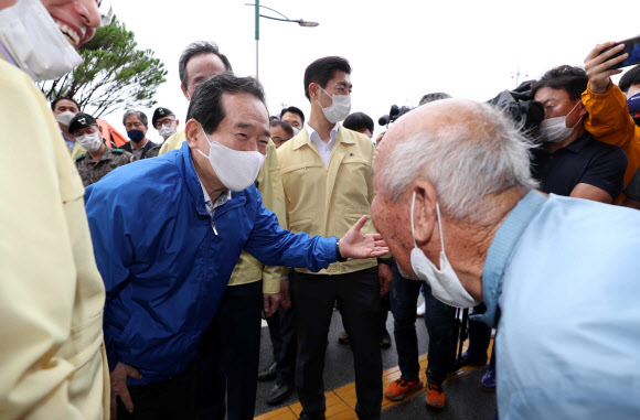 정세균 국무총리가 집중호우 피해 현장 점검으로 10일 오후 전북 남원시 제방 유실 피해·복구 현장인 금곡교 일대를 찾아 상황을 살핀 뒤 수재민 임시주거시설이 마련된 금지면 문화누리센터를 방문해 어르신과 인사를 나누고 있다. 2020.8.10  연합뉴스
