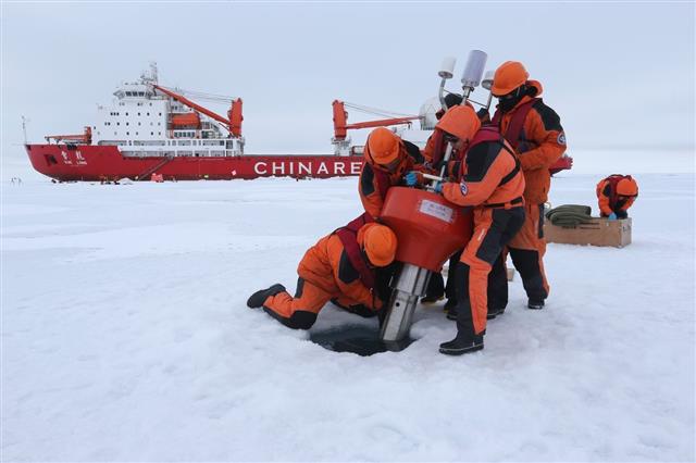 중국 학자들이 북국해에서 탐사활동을 하는 모습. 신화통신 자료 사진