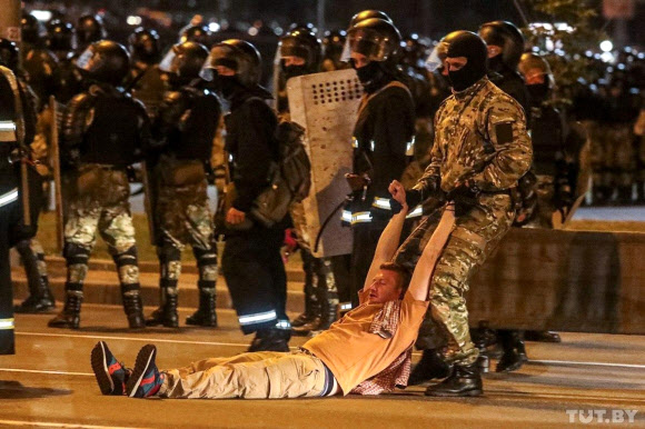 벨라루스 수도 민스크에서 9일(현지시간) 알렉산드르 루카셴코 현 대통령이 압승한 것으로 나타난 대선 결과에 불복하는 시위대가 무장경찰에 질질 끌려 가고 있다. 시위는 벨라루스 전역 20여개 도시에서 일어났으며 현지 인권단체는 경찰의 무력 진압으로 수백 명의 시민이 구금되거나 부상당했다고 전했다. 민스크 로이터 연합뉴스