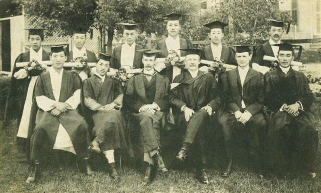 세브란스의학교 2회 졸업 기념 사진(1911년 6월). 뒷줄 오른쪽에서 세 번째가 이태준. 국가보훈처 제공