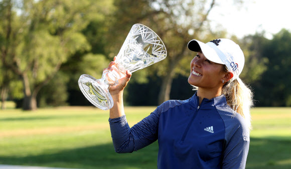 대니얼 강이 10일(한국시간) 미국 오하이오주 실베이니아에서 끝난 미 여자프로골프(LPGA) 투어 마라톤클래식에서 2주 연속 우승한 뒤 받아 든 트로피를 보며 환하게 웃고 있다. 실베이니아 게티/AFP 연합뉴스