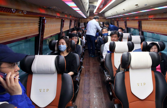 더불어민주당이 전국 수해 현장 봉사활동에 나선 11일 국회에서 이낙연, 박성준, 고민정 의원 등이 충북 음성으로 떠나는 버스를 타고 있다.  2020.8.11  연합뉴스